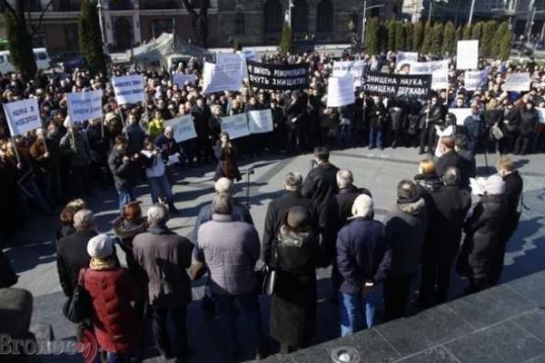 Во Львове ученые вышли на Всеукраинскую акцию протеста против уничтожения науки в Украине
