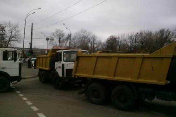 В Киеве произошло столкновение возле стройплощадки: местные жители пытаются "отбить" у застройщиков озеро В Киеве произошло столкновение возле стройплощадки: местные жители пытаются "отбить" у застройщиков озеро