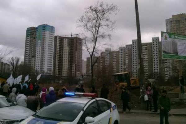 В Киеве произошло столкновение возле стройплощадки: местные жители пытаются "отбить" у застройщиков озеро В Киеве произошло столкновение возле стройплощадки: местные жители пытаются "отбить" у застройщиков озеро