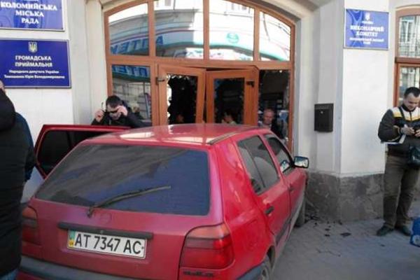 Резонансное ДТП на Прикарпатье: легковой автомобиль влетел в здание городской ратуши Резонансное ДТП на Прикарпатье: легковой автомобиль влетел в здание городской ратуши