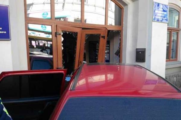 Резонансное ДТП на Прикарпатье: легковой автомобиль влетел в здание городской ратуши Резонансное ДТП на Прикарпатье: легковой автомобиль влетел в здание городской ратуши