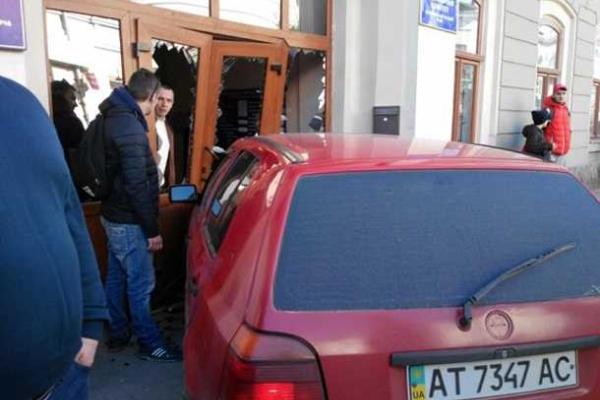 Резонансное ДТП на Прикарпатье: легковой автомобиль влетел в здание городской ратуши Резонансное ДТП на Прикарпатье: легковой автомобиль влетел в здание городской ратуши