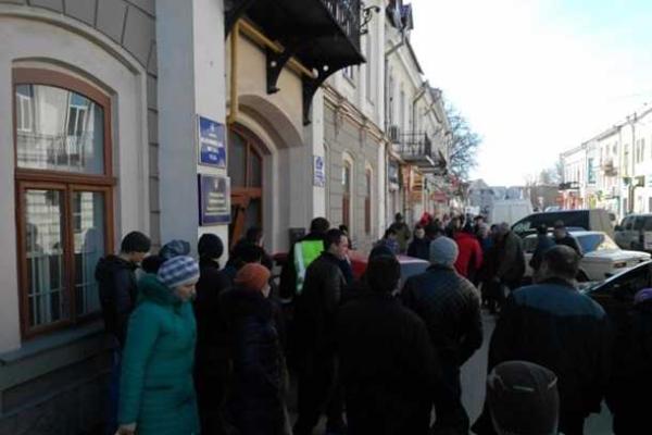 Резонансное ДТП на Прикарпатье: легковой автомобиль влетел в здание городской ратуши Резонансное ДТП на Прикарпатье: легковой автомобиль влетел в здание городской ратуши