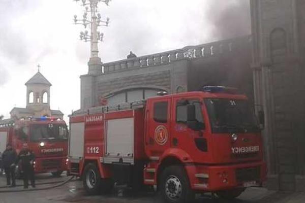 В Тбилиси спасатели из-за пожара эвакуировали прихожан из главного кафедрального собора В Тбилиси спасатели из-за пожара эвакуировали прихожан из главного кафедрального собора