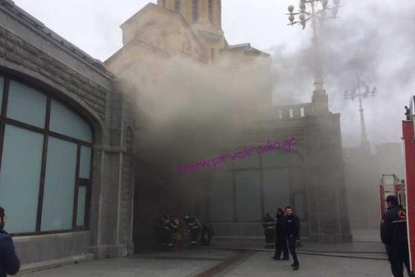 В Тбилиси спасатели из-за пожара эвакуировали прихожан из главного кафедрального собора В Тбилиси спасатели из-за пожара эвакуировали прихожан из главного кафедрального собора