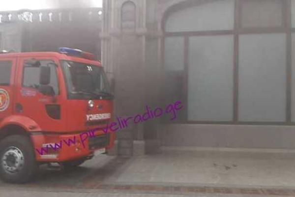 В Тбилиси спасатели из-за пожара эвакуировали прихожан из главного кафедрального собора В Тбилиси спасатели из-за пожара эвакуировали прихожан из главного кафедрального собора