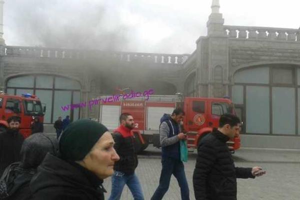 В Тбилиси спасатели из-за пожара эвакуировали прихожан из главного кафедрального собора В Тбилиси спасатели из-за пожара эвакуировали прихожан из главного кафедрального собора