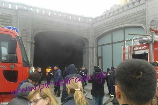 В Тбилиси спасатели из-за пожара эвакуировали прихожан из главного кафедрального собора В Тбилиси спасатели из-за пожара эвакуировали прихожан из главного кафедрального собора