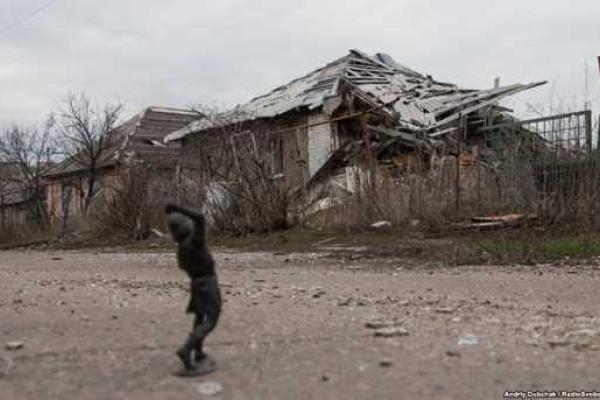 Журналисты показали мертвые улицы Станицы Луганской. Фоторепортаж Журналисты показали мертвые улицы Станицы Луганской. Фоторепортаж