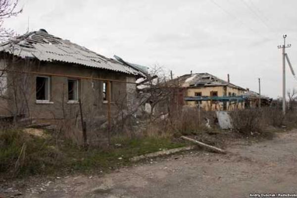 Журналисты показали мертвые улицы Станицы Луганской. Фоторепортаж Журналисты показали мертвые улицы Станицы Луганской. Фоторепортаж