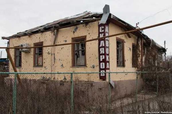 Журналисты показали мертвые улицы Станицы Луганской. Фоторепортаж Журналисты показали мертвые улицы Станицы Луганской. Фоторепортаж