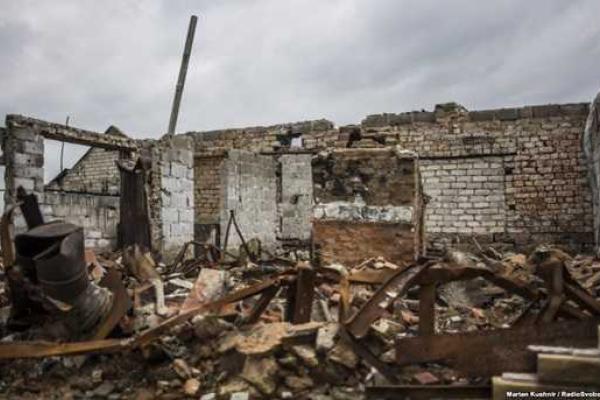 Журналисты показали мертвые улицы Станицы Луганской. Фоторепортаж Журналисты показали мертвые улицы Станицы Луганской. Фоторепортаж