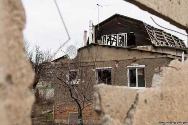 Журналисты показали мертвые улицы Станицы Луганской. Фоторепортаж Журналисты показали мертвые улицы Станицы Луганской. Фоторепортаж