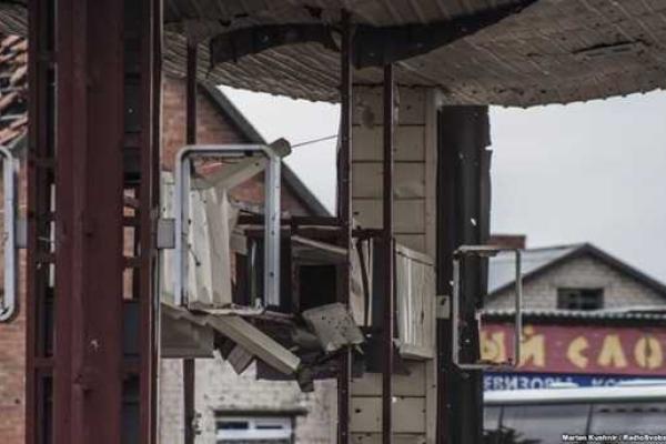 Журналисты показали мертвые улицы Станицы Луганской. Фоторепортаж Журналисты показали мертвые улицы Станицы Луганской. Фоторепортаж