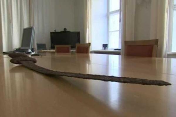 Эстония решила вернуть в Украину меч викингов, конфискованный на границе с Россией