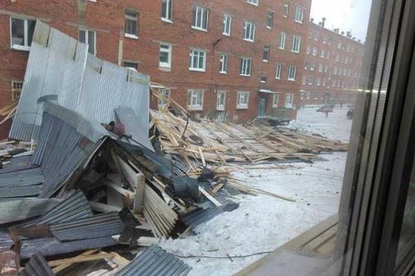 В Красноярском крае России ураганный ветер снес крышу с жилого пятиэтажного дома