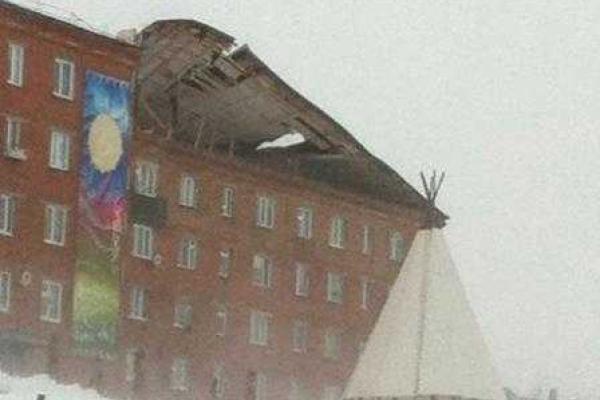 В Красноярском крае России ураганный ветер снес крышу с жилого пятиэтажного дома