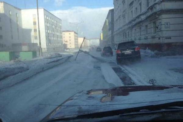 В Красноярском крае России ураганный ветер снес крышу с жилого пятиэтажного дома