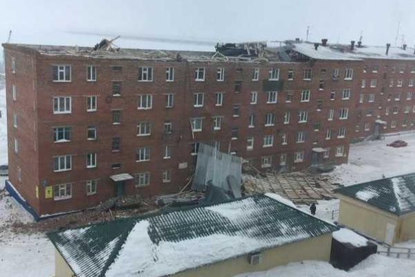 В Красноярском крае России ураганный ветер снес крышу с жилого пятиэтажного дома