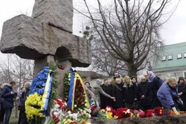 В Киеве похоронили Георгия Гонгадзе: проститься с журналистом пришло несколько сотен человек  В Киеве похоронили Георгия Гонгадзе: проститься с журналистом пришло несколько сотен человек