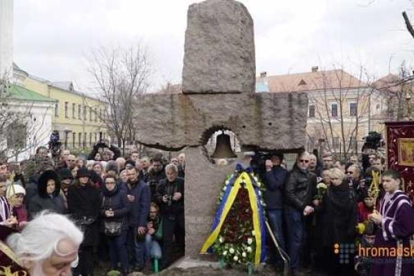 В Киеве похоронили Георгия Гонгадзе: проститься с журналистом пришло несколько сотен человек  В Киеве похоронили Георгия Гонгадзе: проститься с журналистом пришло несколько сотен человек