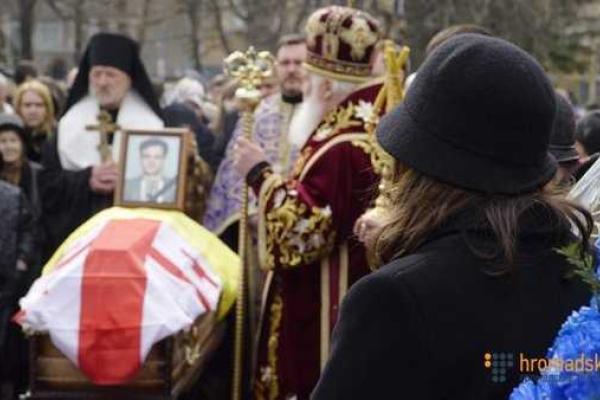 В Киеве похоронили Георгия Гонгадзе: проститься с журналистом пришло несколько сотен человек  В Киеве похоронили Георгия Гонгадзе: проститься с журналистом пришло несколько сотен человек