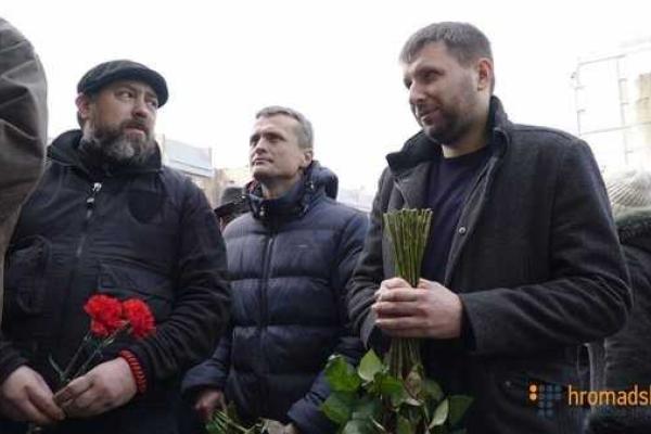 В Киеве похоронили Георгия Гонгадзе: проститься с журналистом пришло несколько сотен человек  В Киеве похоронили Георгия Гонгадзе: проститься с журналистом пришло несколько сотен человек