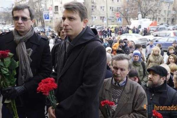 В Киеве похоронили Георгия Гонгадзе: проститься с журналистом пришло несколько сотен человек  В Киеве похоронили Георгия Гонгадзе: проститься с журналистом пришло несколько сотен человек