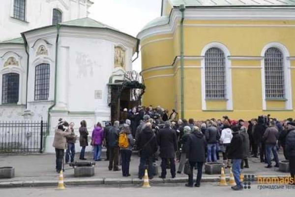 В Киеве похоронили Георгия Гонгадзе: проститься с журналистом пришло несколько сотен человек  В Киеве похоронили Георгия Гонгадзе: проститься с журналистом пришло несколько сотен человек
