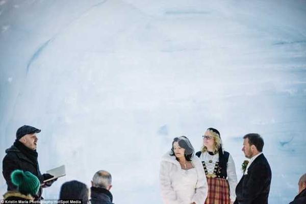 Британская пара провела оригинальную свадебную церемонию внутри ледника в Исландии