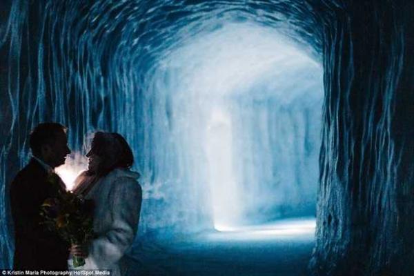Британская пара провела оригинальную свадебную церемонию внутри ледника в Исландии