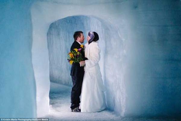 Британская пара провела оригинальную свадебную церемонию внутри ледника в Исландии
