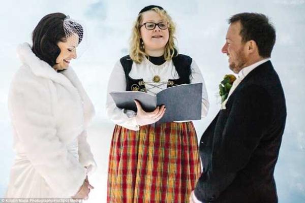 Британская пара провела оригинальную свадебную церемонию внутри ледника в Исландии