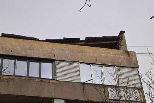 В центре Симферополя ураганный ветер сорвал крышу с пятиэтажного дома