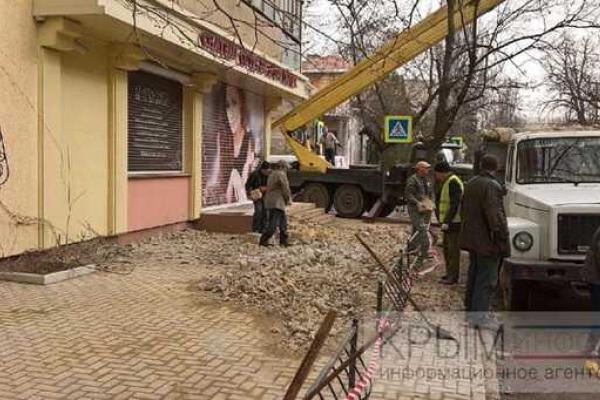 В центре Симферополя ураганный ветер сорвал крышу с пятиэтажного дома