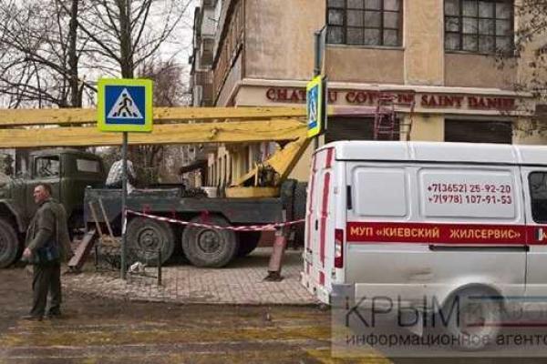 В центре Симферополя ураганный ветер сорвал крышу с пятиэтажного дома