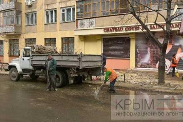 В центре Симферополя ураганный ветер сорвал крышу с пятиэтажного дома
