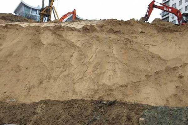 В центре Киева на стройплощадке сошел оползень В центре Киева на стройплощадке сошел оползень