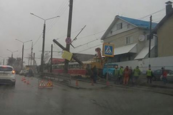 В Харькове трамвай сошел с рельсов и снес опору контактной сети В Харькове трамвай сошел с рельсов и снес опору контактной сети