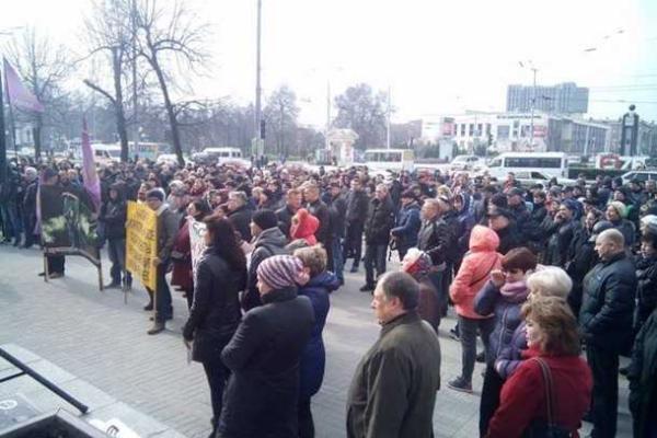 В Запорожье под мэрией города митингуют предприниматели В Запорожье под мэрией города митингуют предприниматели