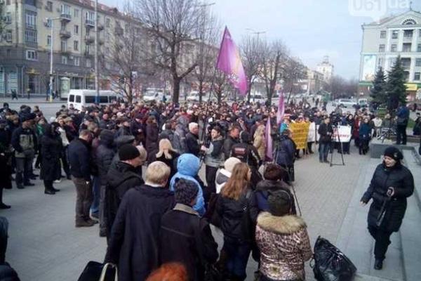 В Запорожье под мэрией города митингуют предприниматели В Запорожье под мэрией города митингуют предприниматели