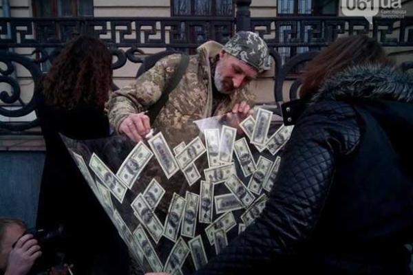 В Запорожье под мэрией города митингуют предприниматели В Запорожье под мэрией города митингуют предприниматели