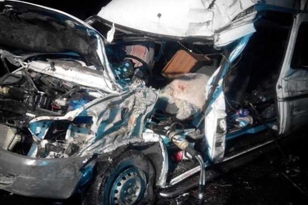 На Закарпатье прицеп фуры смял автобус "Mercedes Benz Sprinter": один человек погиб, девять травмированы На Закарпатье прицеп фуры смял автобус "Mercedes Benz Sprinter": один человек погиб, девять травмированы