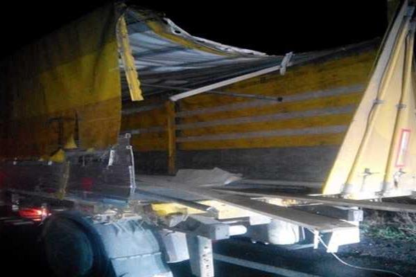 На Закарпатье прицеп фуры смял автобус "Mercedes Benz Sprinter": один человек погиб, девять травмированы На Закарпатье прицеп фуры смял автобус "Mercedes Benz Sprinter": один человек погиб, девять травмированы