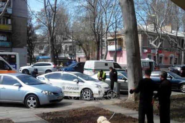В Одессе "не поделили" дорогу инкассаторский автомобиль и маршрутный автобус В Одессе "не поделили" дорогу инкассаторский автомобиль и маршрутный автобус