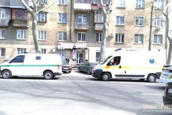 В Одессе "не поделили" дорогу инкассаторский автомобиль и маршрутный автобус В Одессе "не поделили" дорогу инкассаторский автомобиль и маршрутный автобус