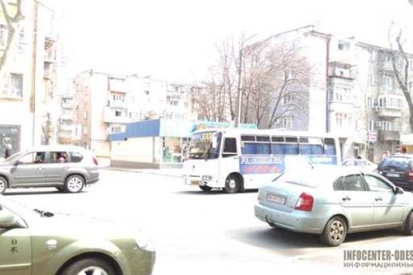 В Одессе "не поделили" дорогу инкассаторский автомобиль и маршрутный автобус В Одессе "не поделили" дорогу инкассаторский автомобиль и маршрутный автобус