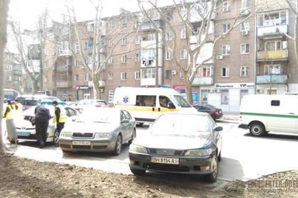 В Одессе "не поделили" дорогу инкассаторский автомобиль и маршрутный автобус В Одессе "не поделили" дорогу инкассаторский автомобиль и маршрутный автобус