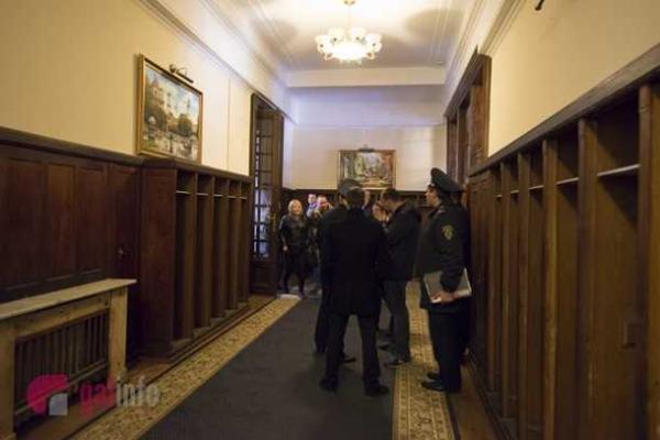 Во Львове бунт под областной прокуратурой: активисты сорвали представление нового прокурора Во Львове бунт под областной прокуратурой: активисты сорвали представление нового прокурора