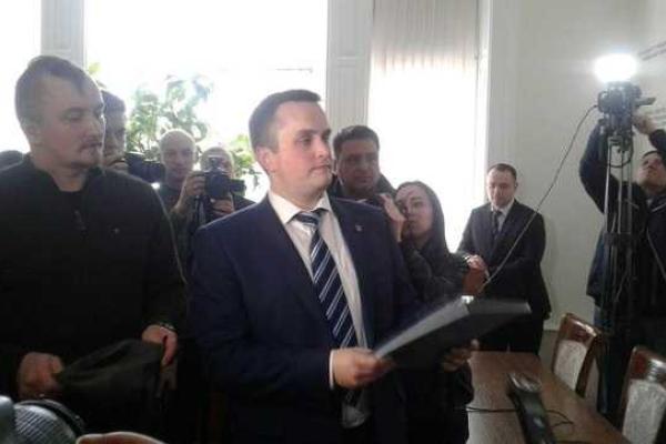 Во Львове бунт под областной прокуратурой: активисты сорвали представление нового прокурора Во Львове бунт под областной прокуратурой: активисты сорвали представление нового прокурора